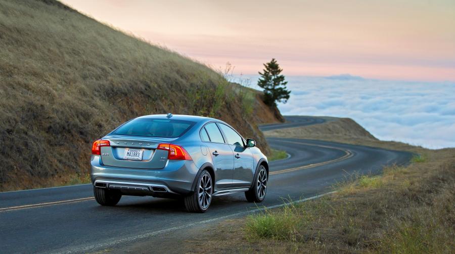  Volvo S60 Cross Country 2016 года  (US) (фото 3 из 11)